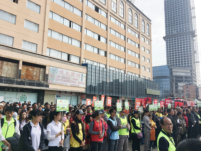 2017年3月5日，是我国第54个学雷锋纪念日。3月份的春天万物复苏，百花齐放。阳光透过淡薄的云层照耀着大地，它的万道金光愉快地普照着万物。春风拂面,是那么清柔,那么亲切,就像是雷锋的精神一直温暖着、鼓舞着天博体育!