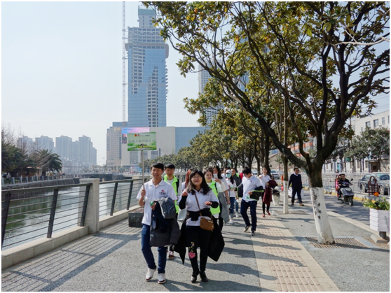 一路上，志愿者把“学雷锋践行动 树新风做好事 做志愿者”的精神传扬到大街小巷，把雷锋为人民服务的志愿精神带到城市的每个角落。